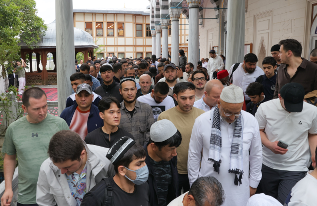Tokyo'da bayram coşkusu taştı! Cemaat avluya sığmadı, namaz 3 kere kılındı