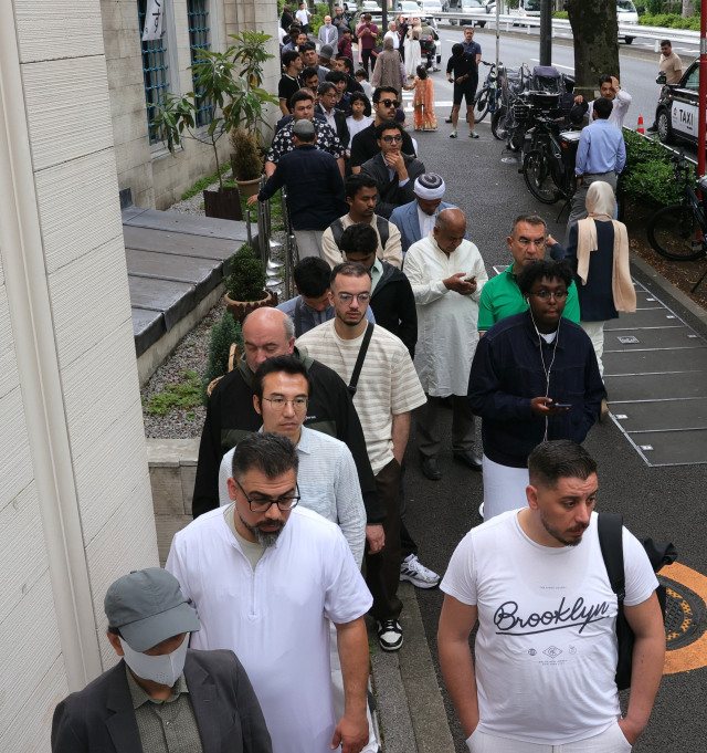 Tokyo'da bayram coşkusu taştı! Cemaat avluya sığmadı, namaz 3 kere kılındı