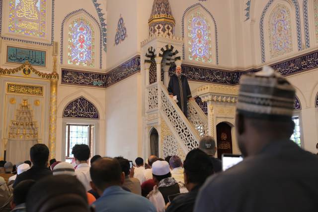 Tokyo'da bayram coşkusu taştı! Cemaat avluya sığmadı, namaz 3 kere kılındı