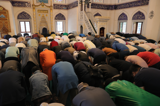 Tokyo'da bayram coşkusu taştı! Cemaat avluya sığmadı, namaz 3 kere kılındı