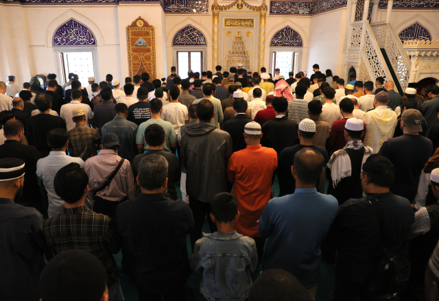 Tokyo'da bayram coşkusu taştı! Cemaat avluya sığmadı, namaz 3 kere kılındı