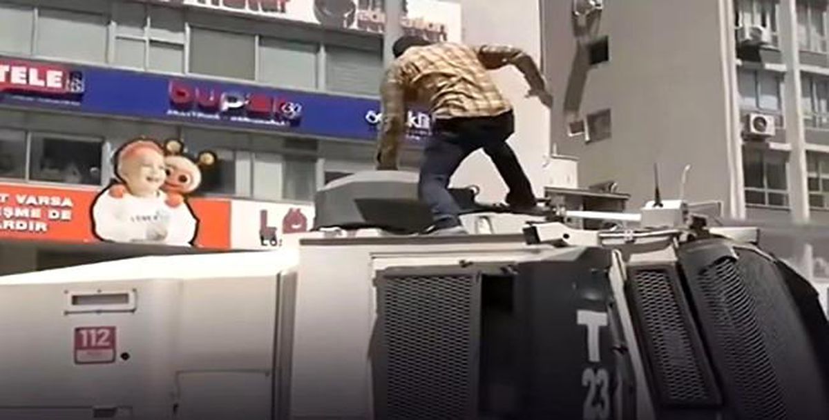 İzmir\'deki Mitingde TOMA\'ya Çıkan Şahıs Tutuklandı