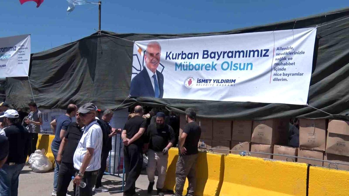 Ümraniye\'de hijyenik ortamda kurban kesimi