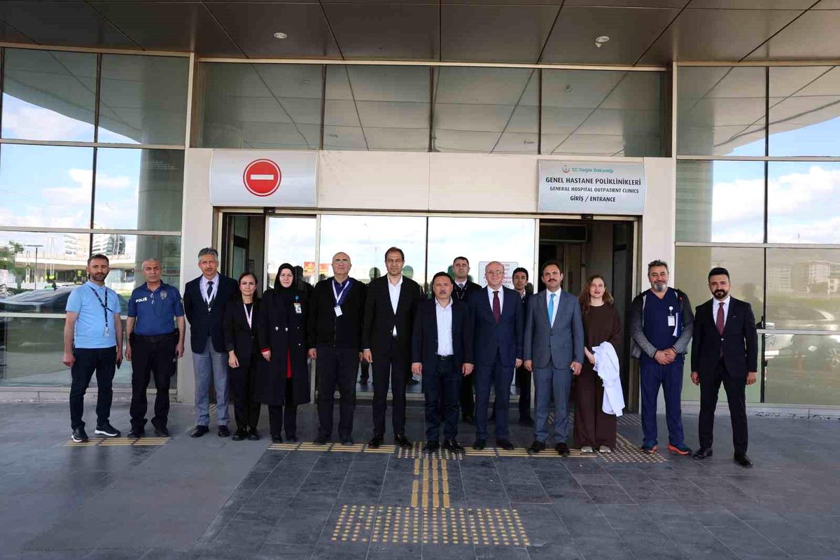 Vali Çiçek\'ten Hastalara Bayram Ziyareti