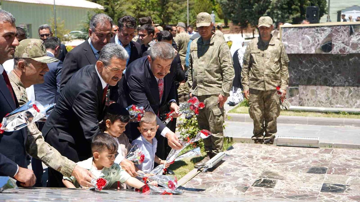 Vali Ekici\'den Mehmetçikle bayramlaşma