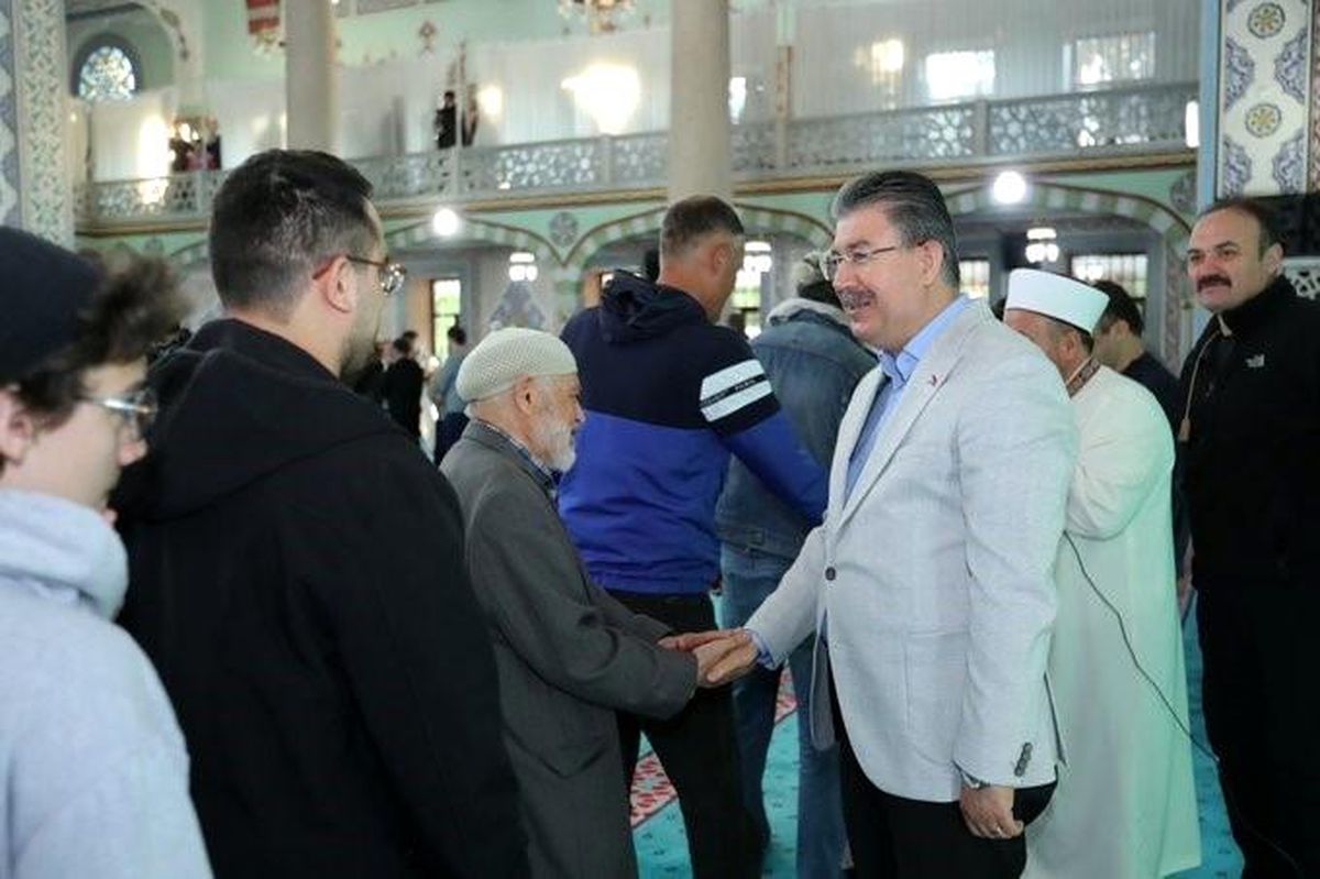 Vali Yılmaz Bayram Namazını Kıldı