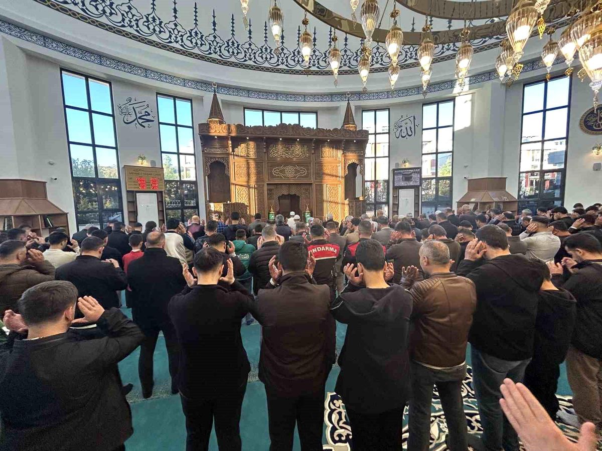 Van\'da Bayram Coşkusu: Cami Avlusunda Dua ve Bayramlaşma