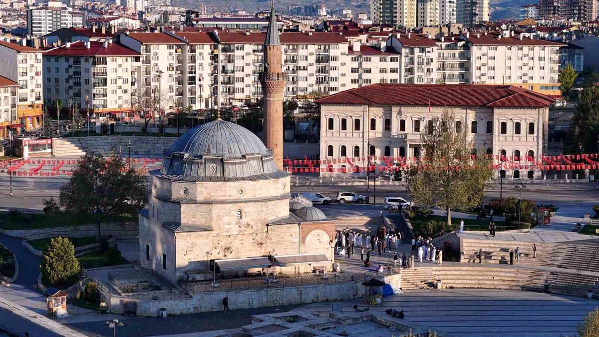 Kale Camii\'nde Bayram Coşkusu