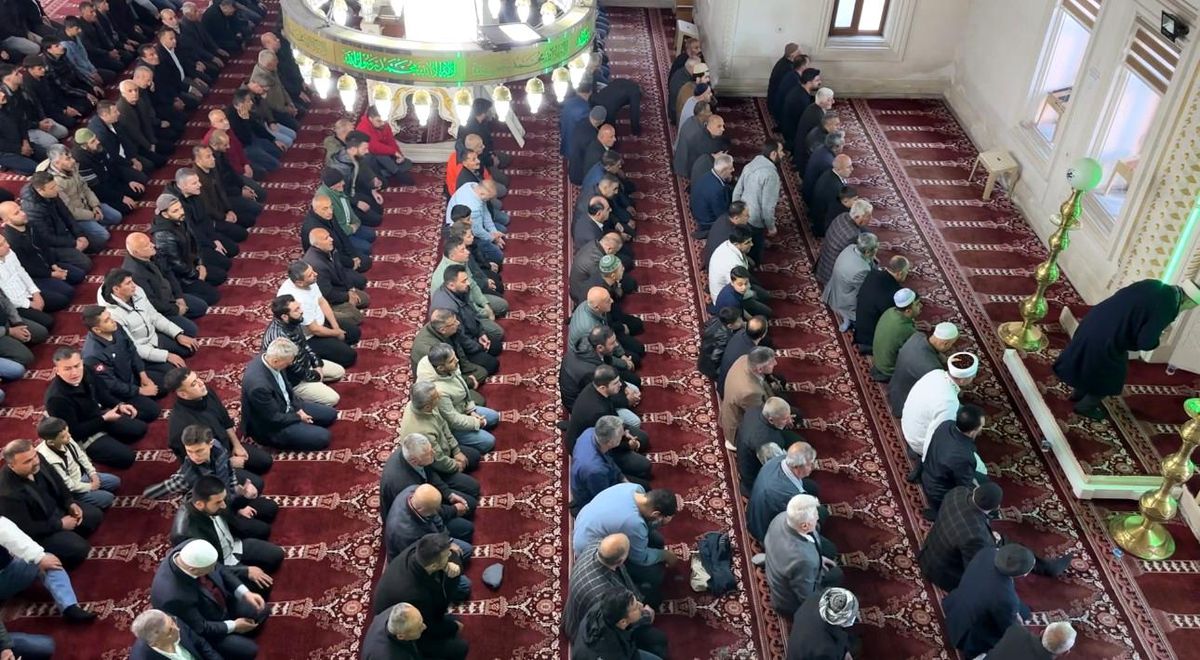 Yüksekova\'da Bayram Namazı Yoğun İlgiyle Kılındı
