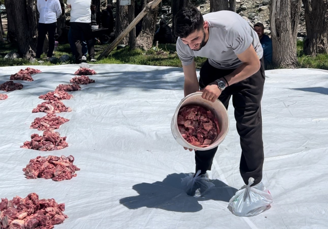 Yüksekova'da 100 yıllık gelenek: 140 kurban kesildi, etler tüm köye eşit dağıtıldı