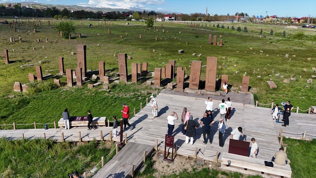 Ahlat\'ta Kurban Bayramı Ziyaret Yoğunluğu