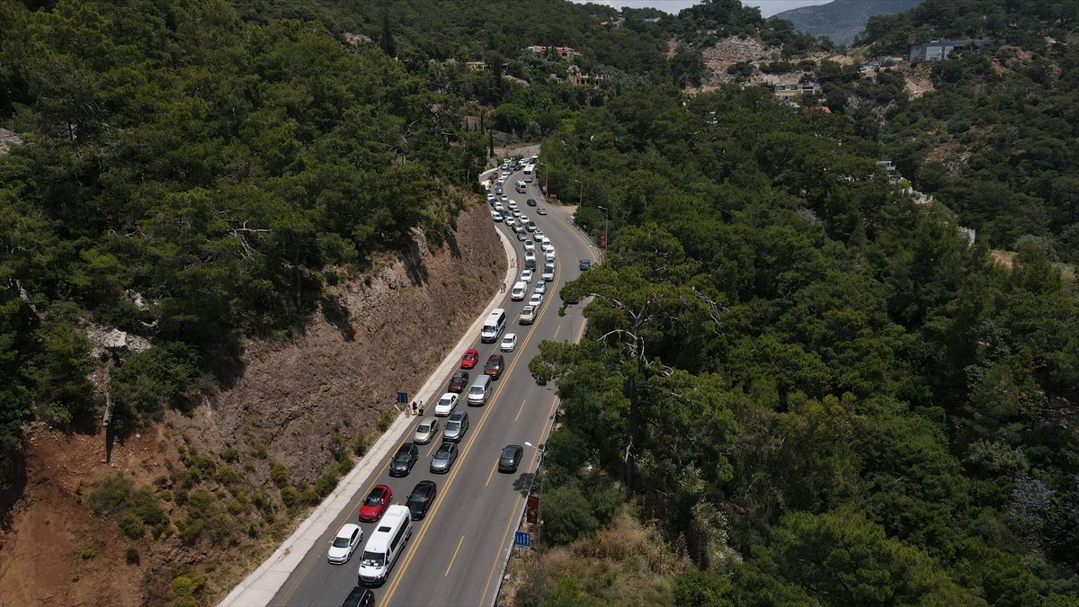 Ölüdeniz\'de Bayram Trafiği