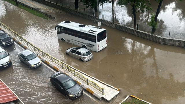 Bayramın ikinci gününde kabus! Edirne'de iş yerlerini su bastı, Bodrum sele teslim oldu