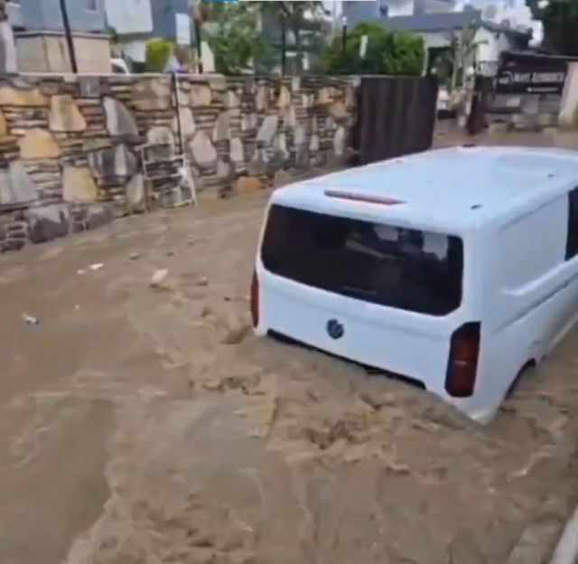 Bayramın ikinci gününde kabus! Edirne'de iş yerlerini su bastı, Bodrum sele teslim oldu