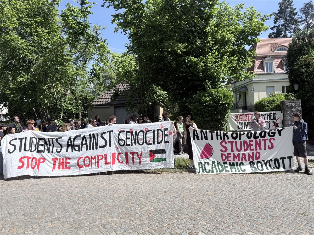 Berlin\'de Filistin Destekçisi Öğrenciler Gösteri Düzenledi