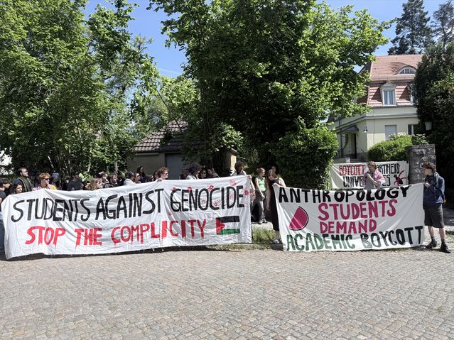 Berlin'de Filistin Destekçisi Öğrenciler Gösteri Düzenledi