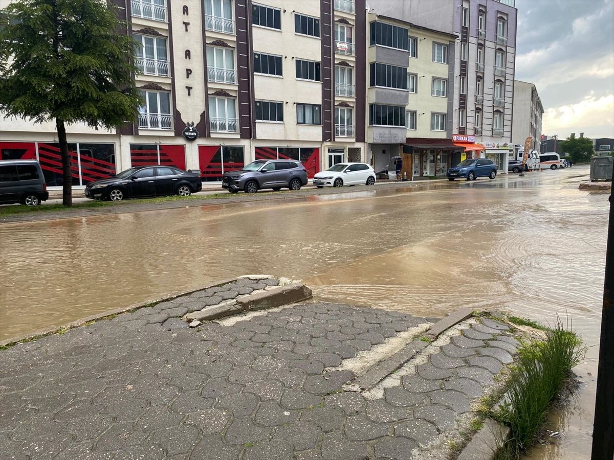 Bozüyük\'te Sağanak Yağış Sorun Yarattı