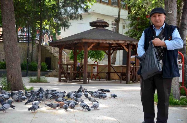 Bayramda ailesini bırakıp güvercinlerine koştu