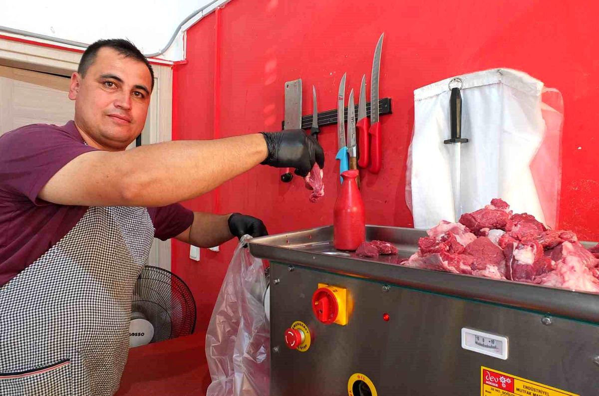 Burhaniye\'de Kasaplar Bayram Mesaisine Başladı