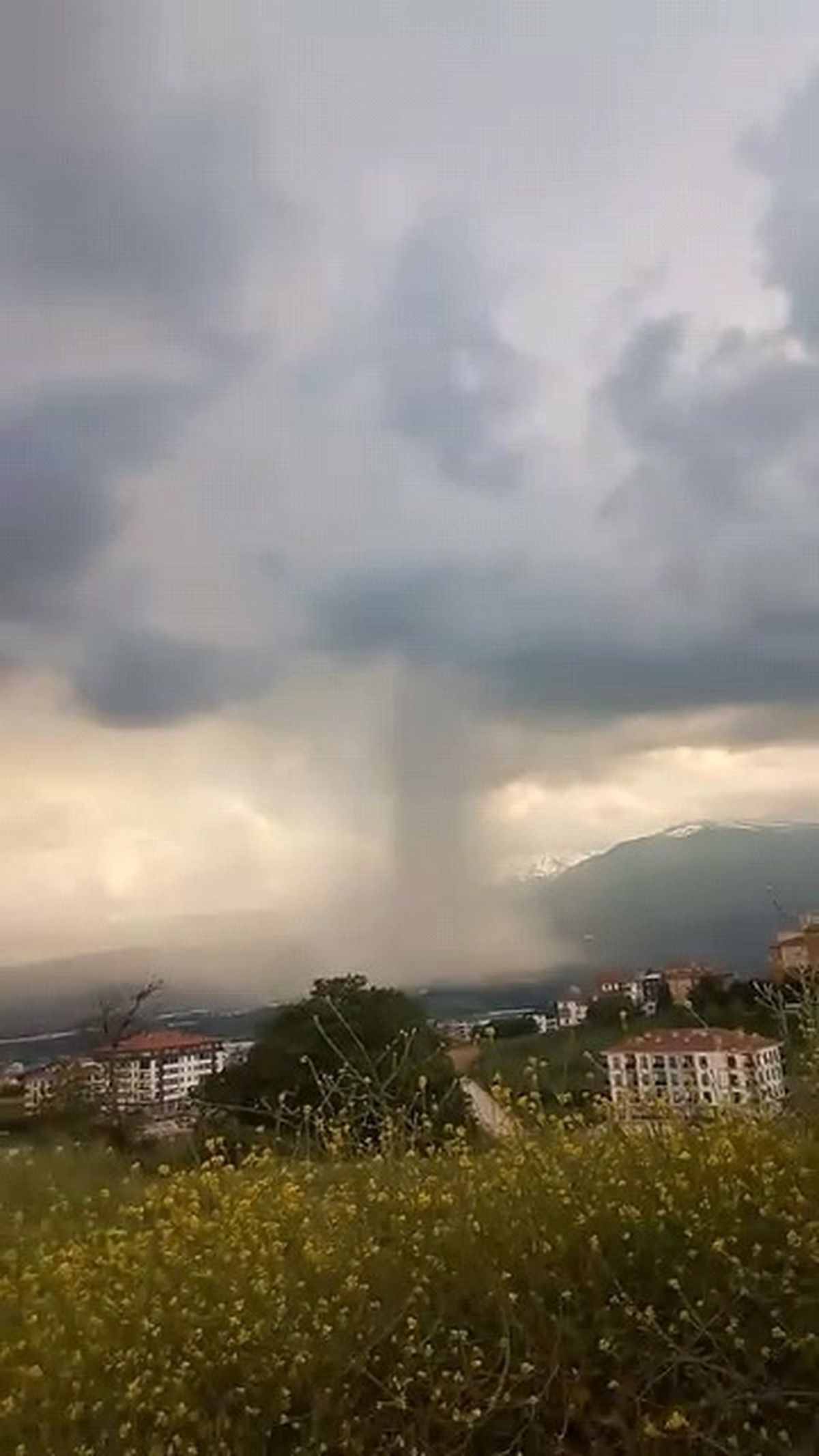 İnegöl\'de Sağanak ve Dolu Hayatı Olumsuz Etkiledi