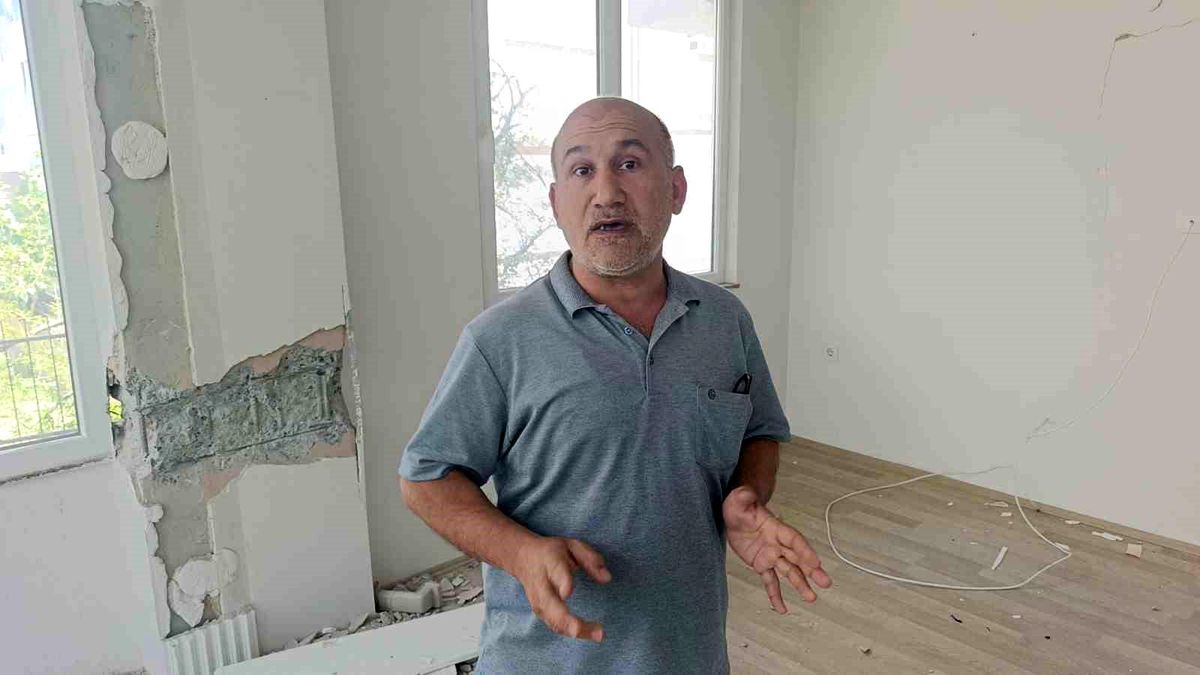 Manavgat\'ta Çatlayan Apartman Korkutuyor