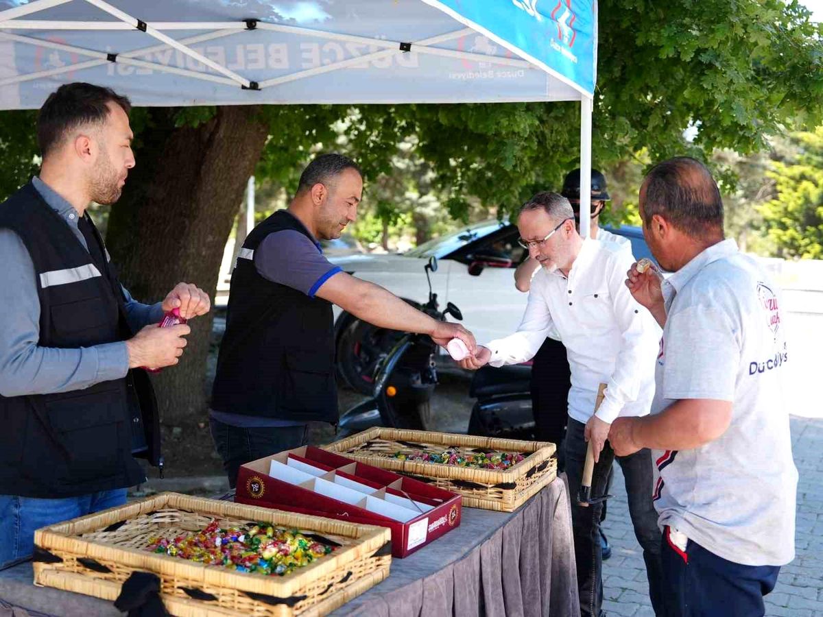 Düzce\'deki mezarlıklarda bayram dayanışması
