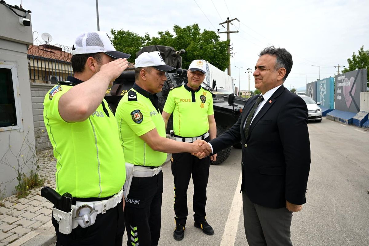 Emniyet Müdürü Karan, bayramda görevli polislerle bayramlaştı