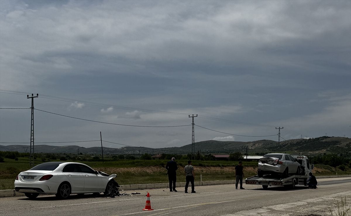 Elazığ\'da Trafik Kazası: 4 Yaralı