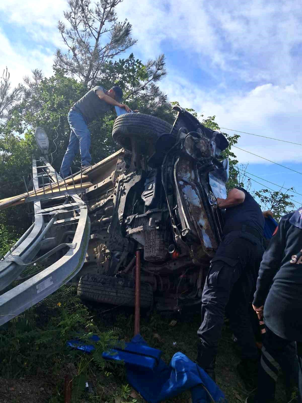 İnebolu\'da Elektrik Direğine Çarpan Araç Devrildi: 2 Yaralı