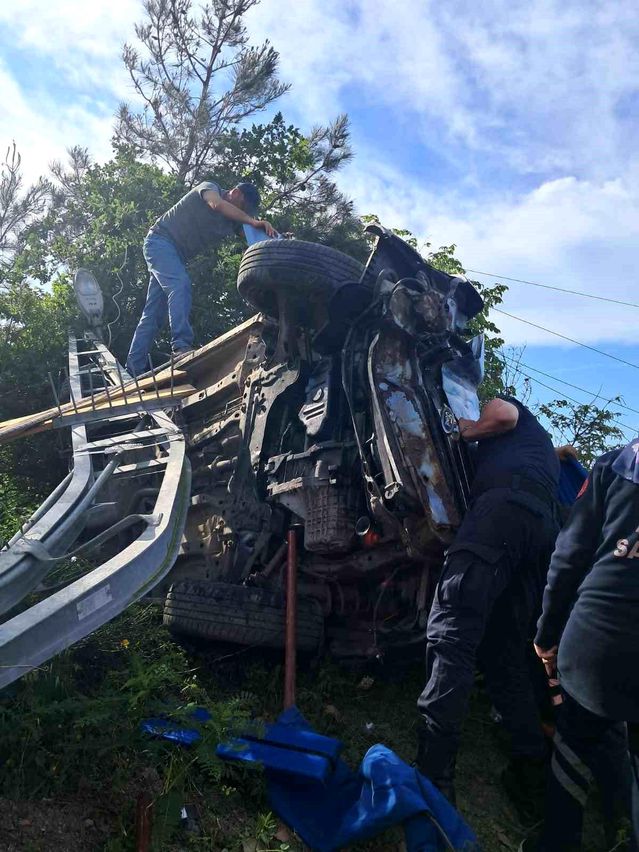 İnebolu'da Elektrik Direğine Çarpan Araç Devrildi: 2 Yaralı