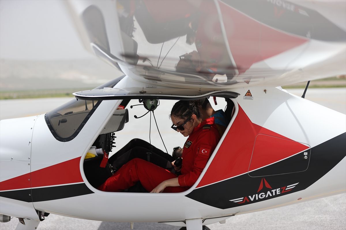 Kız Öğrenciler Pilot Olmak İçin Uçuş Eğitiminde