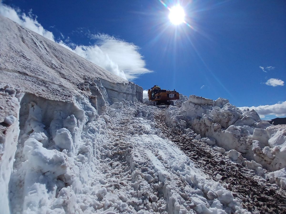 Hakkari\'de Askere Yol Açma Çalışmaları Devam Ediyor