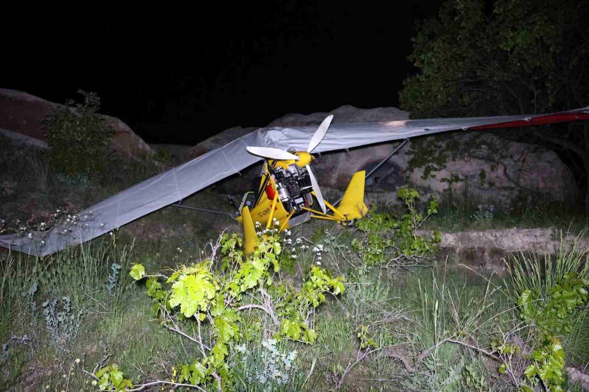 Kapadokya\'da Microlight Uçağı Motor Arızası Geçirdi