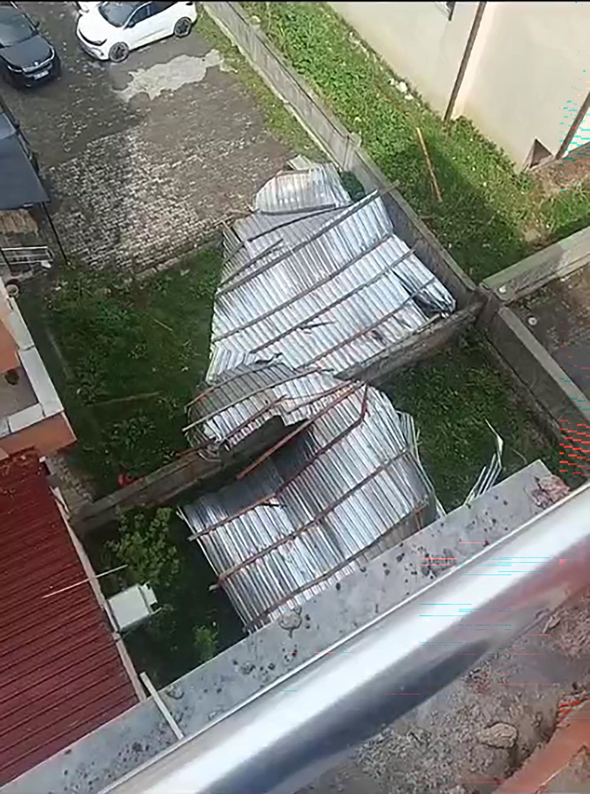 Kars\'ta Şiddetli Rüzgar Apartmanın Çatısını Uçurdu: Şans Eseri Yaralanan Olmadı