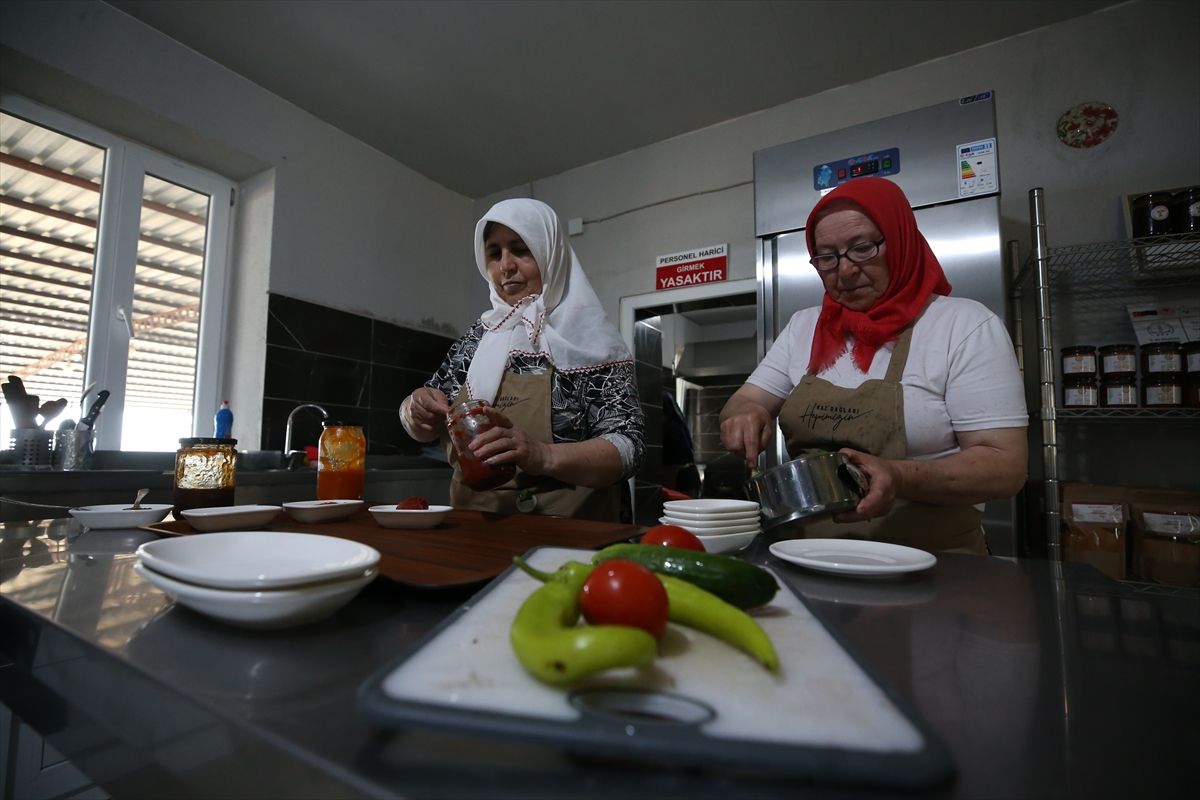 Kadın Kooperatifi Geleneksel Ürünleriyle Ayvacık\'ta
