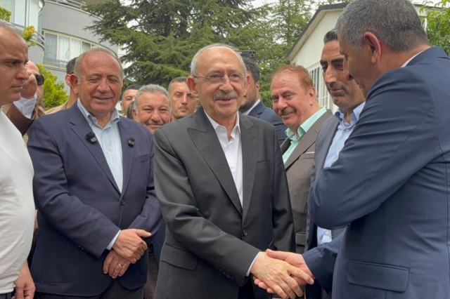 Kılıçdaroğlu evinin önünde partililerle bayramlaştı! Programa Gürsel Tekin de katıldı