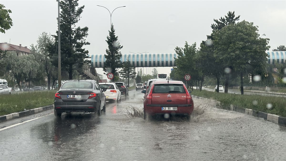 Kütahya\'da Sağanak Yağış Hayatı Olumsuz Etkiledi