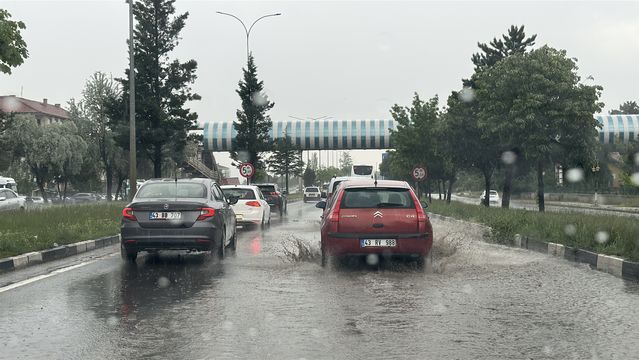 Kütahya'da Sağanak Yağış Hayatı Olumsuz Etkiledi