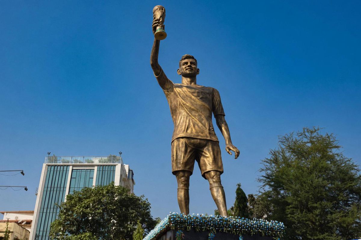 Messi\'nin heykeli yıkılıyor