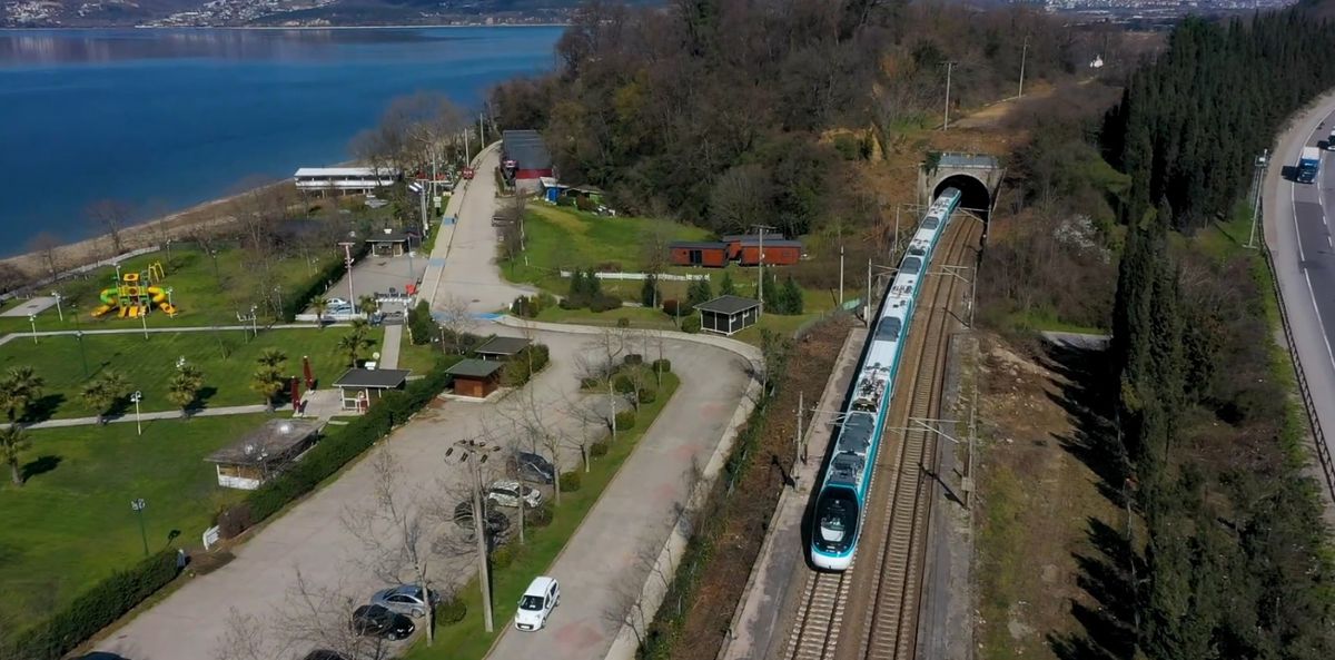 Türkiye\'nin İlk Hızlı Treni 240 Km Hıza Ulaştı