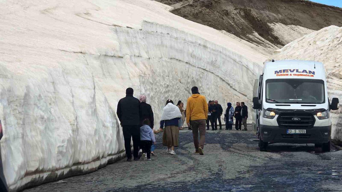 Nemrut Kalderası\'nda 10 Metrelik Kar Tünelleri