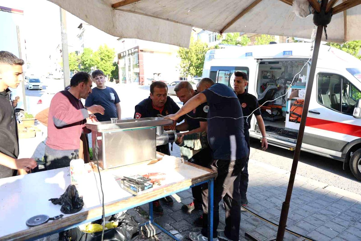 Nevşehir\'de parmağı kıyma makinesine sıkışan esnafı itfaiye kurtardı