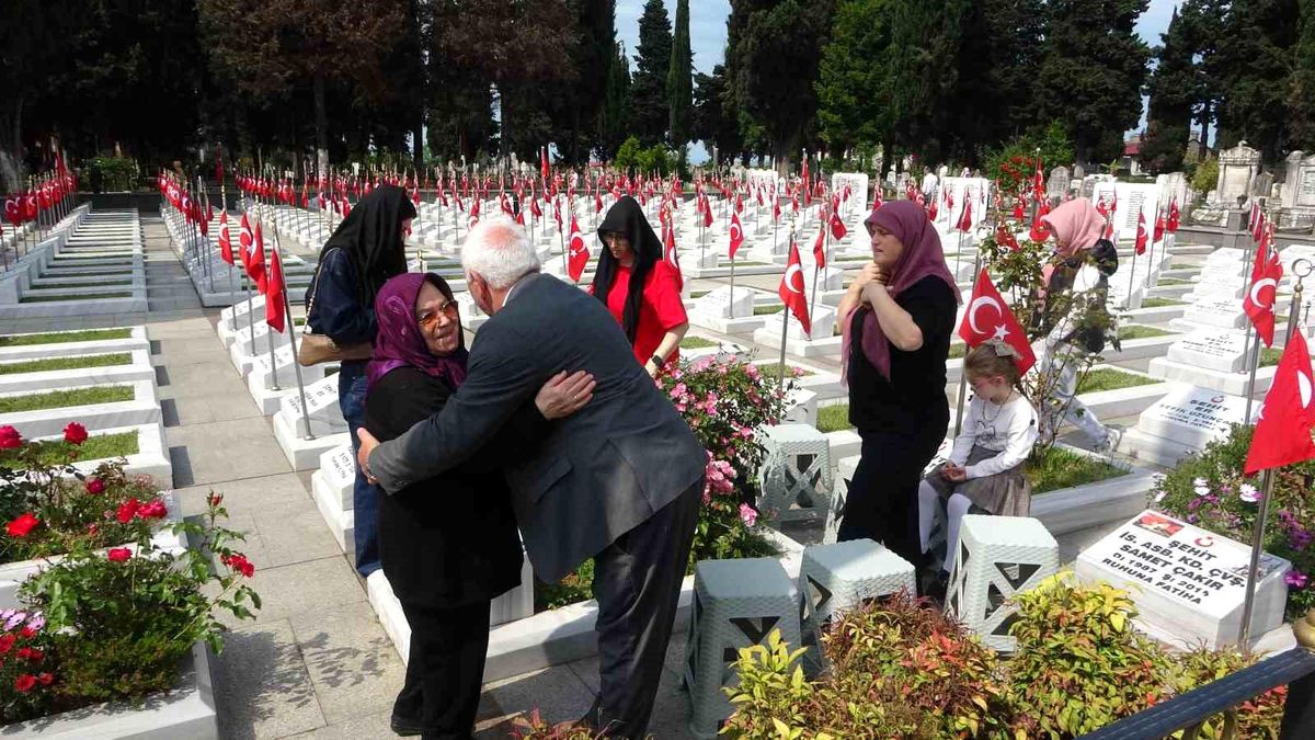 Trabzon\'da Şehitlikte Bayram Anması