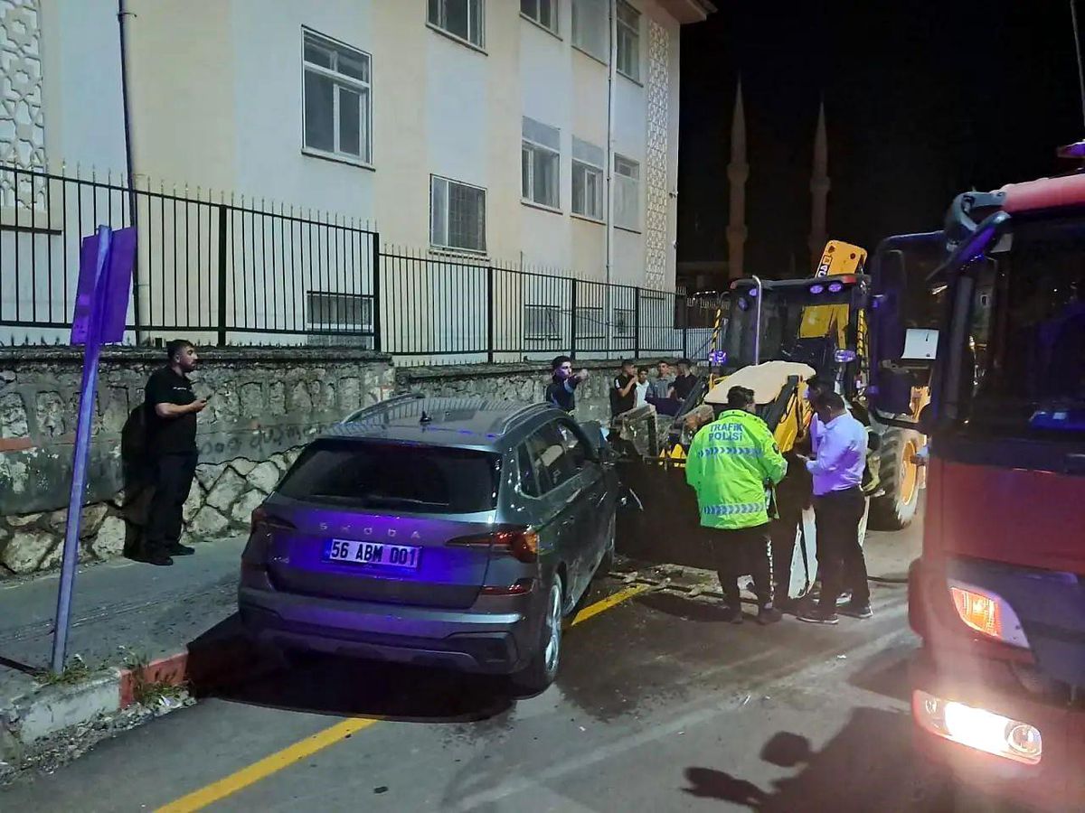 Siirt\'te otomobil ile kepçe kafa kafaya çarpıştı: 5 yaralı