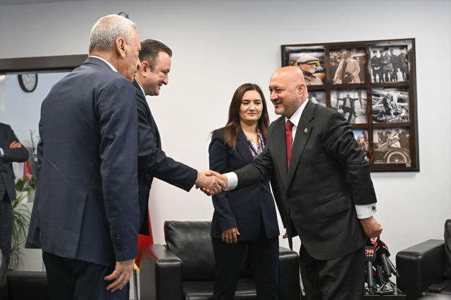 Siyasi partilerde bayramlaşma trafiği! AK Parti ve CHP sürpriz yaptı