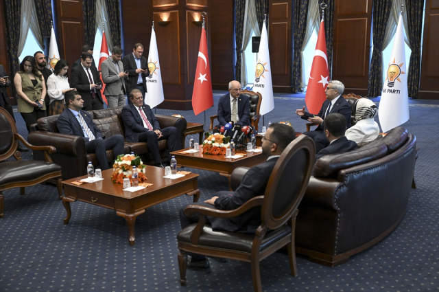 Siyasi partilerde bayramlaşma trafiği! AK Parti ve CHP sürpriz yaptı