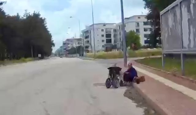 Zabıta, Akülü Sandalyeyi Tamir Etti