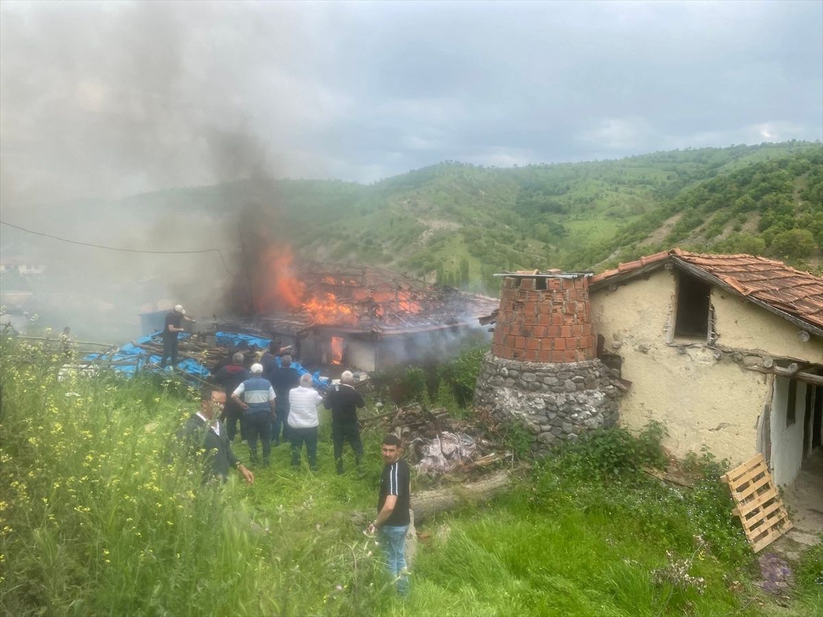 Tokat\'ta Ahşap Ev Yangınında Kullanılamaz Hale Geldi