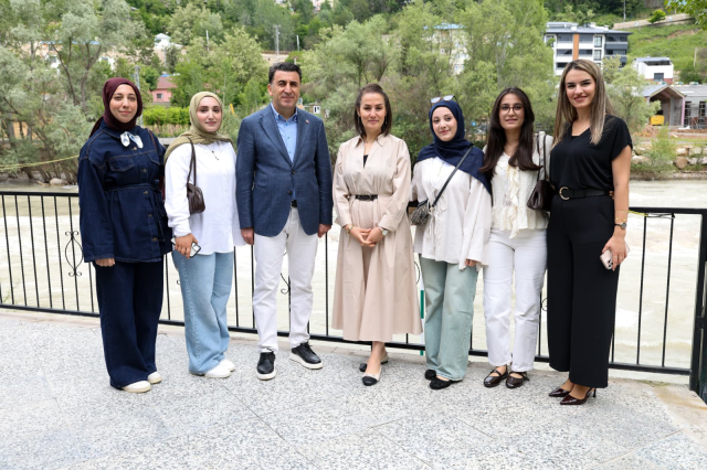 Tunceli Valisi Şefik Aygöl'den öğrencilere bayram sürprizi