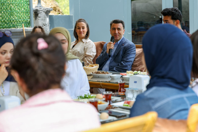 Tunceli Valisi Şefik Aygöl'den öğrencilere bayram sürprizi